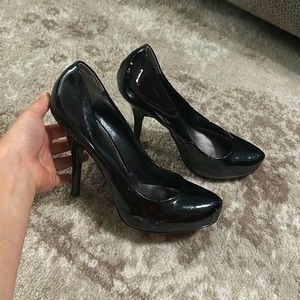 Guess black pumps